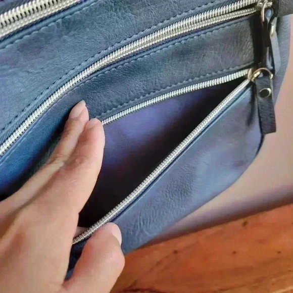 Beautiful! BUENO Navy Blue Crossbody Bag Adjustable Faux Laether Silver Zippers - Picture 5 of 10